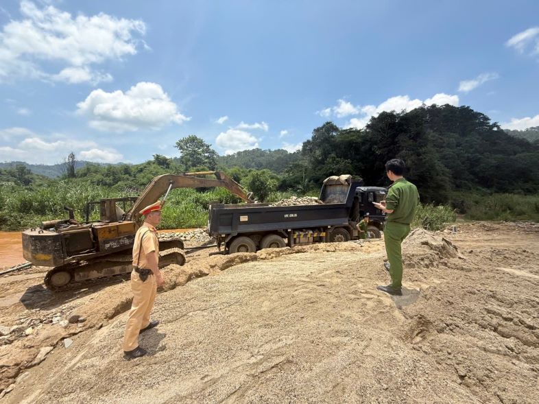 Lực lượng công an ghi nhận hiện trường vụ việc. Ảnh: Lam Hồng