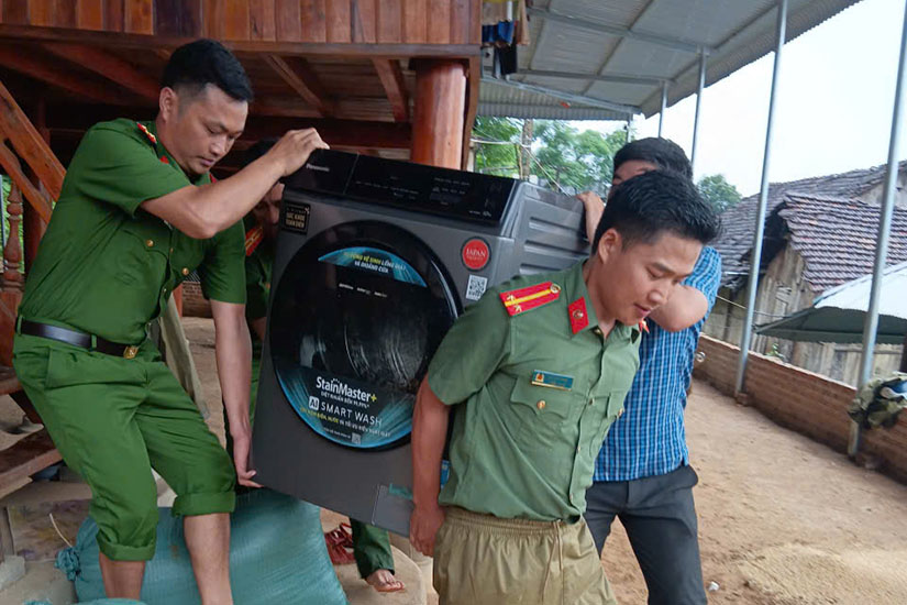 dọn dẹp bùn đất trong nhà và khuôn viên sinh hoạt của các hộ bị ảnh hưởng.