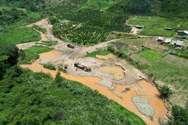 Cận cảnh hiện trường khai thác cát lậu quy mô lớn ở Lâm Đồng