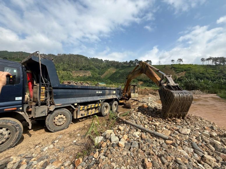 Máy múc và xe ben bị phát hiện tại hiện trường. Ảnh: Lam Hồng