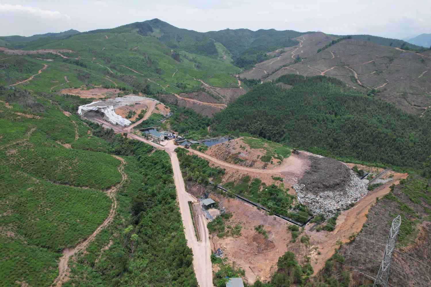 Khu xử lý rác thải Đồng Mỏ, phường Mông Dương hiện đã tạm ngừng nhận rác nhưng những hệ lụy ô nhiễm vẫn rất nặng. Ảnh: Đoàn Hưng
