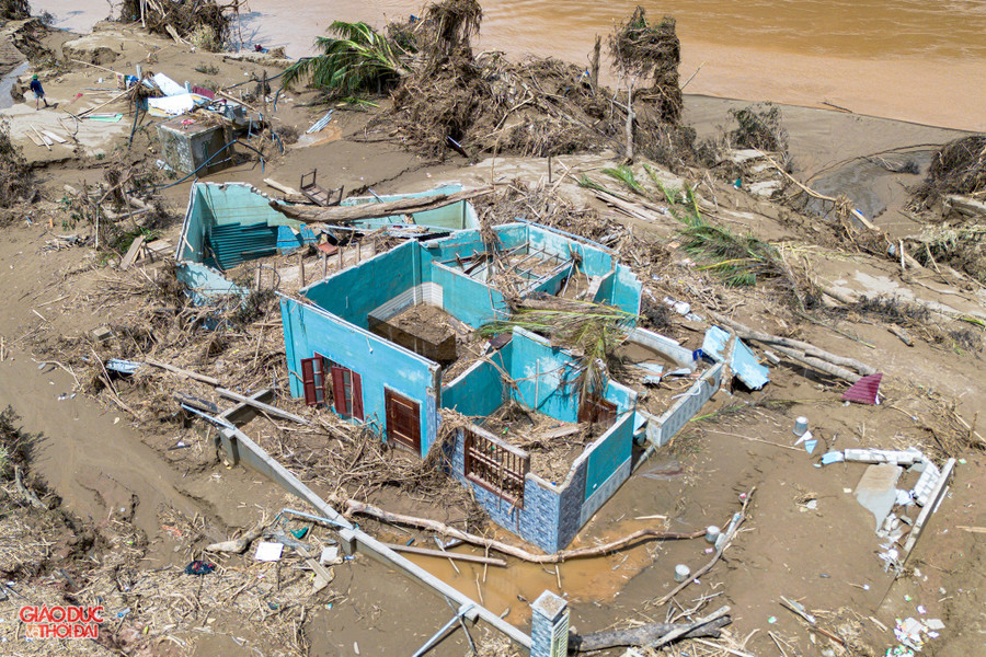 Mưa lũ khiến 450 ngôi nhà bị cuốn trôi, vùi lấp hoàn toàn. (Ảnh: Phạm Tâm) img-6251-copy-1.jpg