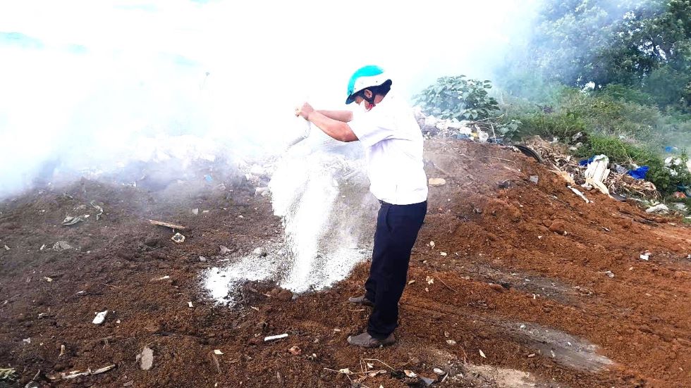Cơ quan chức năng yêu cầu tiêu huỷ lợn bị bệnh theo đúng quy định. Ảnh: Văn Minh