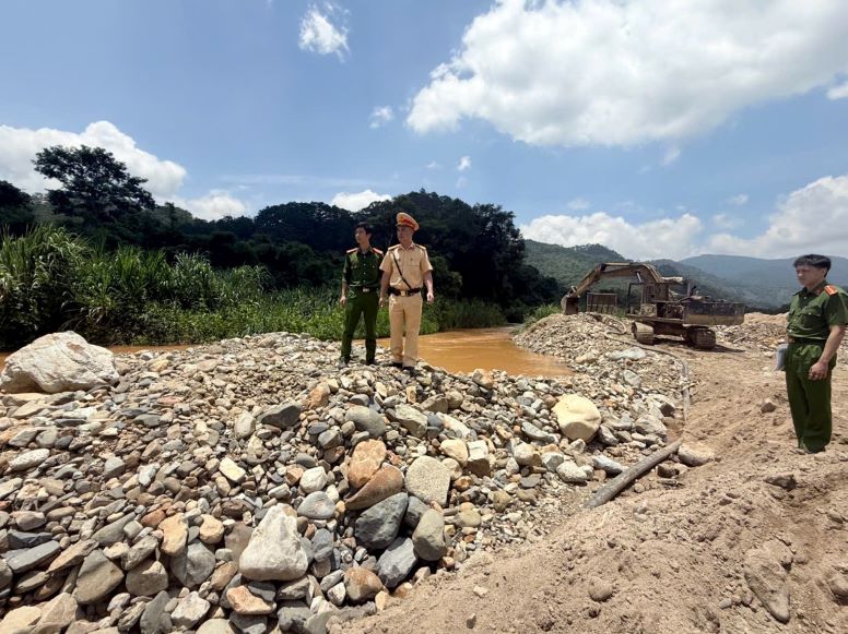 Lực lượng công an kiểm tra hiện trường vụ khai thác. Ảnh: Lam Hồng