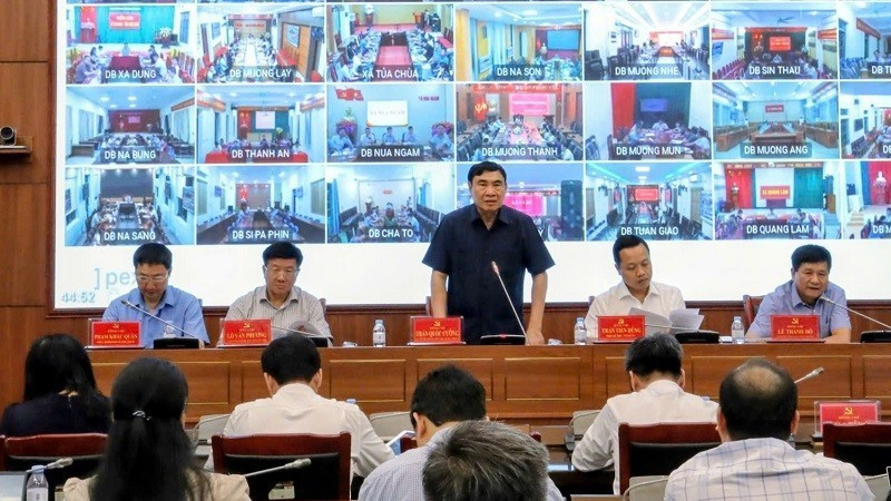 Ông Trần Quốc Cường, Bí thư Tỉnh ủy Điện Biên (đứng giữa) chỉ đạo tại cuộc họp khẩn trong đêm 4/8. lam-nha.jpg