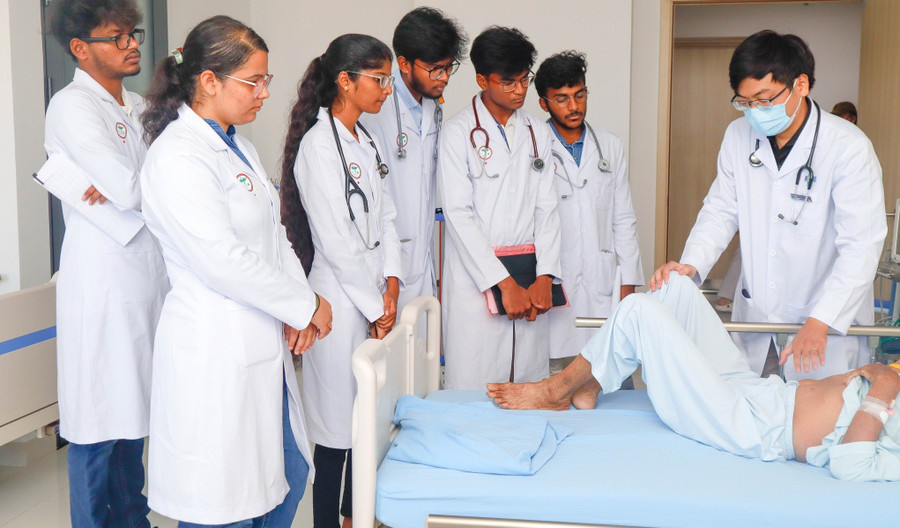 Sinh viên năm thứ nhất Chương trình Y khoa quốc tế thực tập lâm sàng tại hệ thống bệnh viện theo mô hình Viện - Trường. Ảnh: NTCC