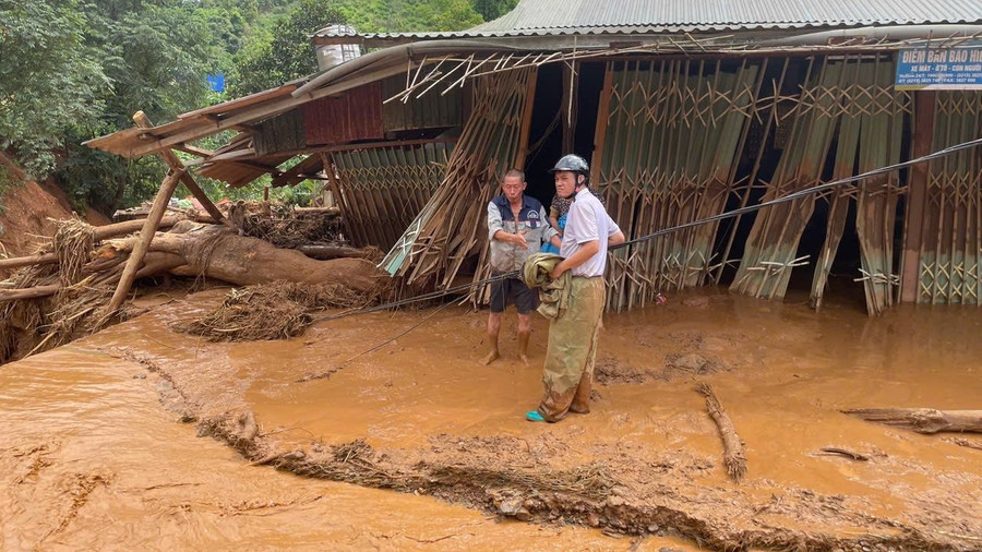 Hàng trăm căn nhà ở Điện Biên bị ảnh hưởng nặng nề do mưa lũ. mua-lu-db-1.jpg
