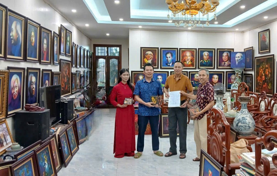 Nhà thơ Kim Đỉnh (bìa ngoài bên phải) tặng họa sĩ Hoàng Trúc bài thơ sau khi thăm bảo tàng tranh. hoa-si-ky-luc-gia-hoang-truc-1.jpg