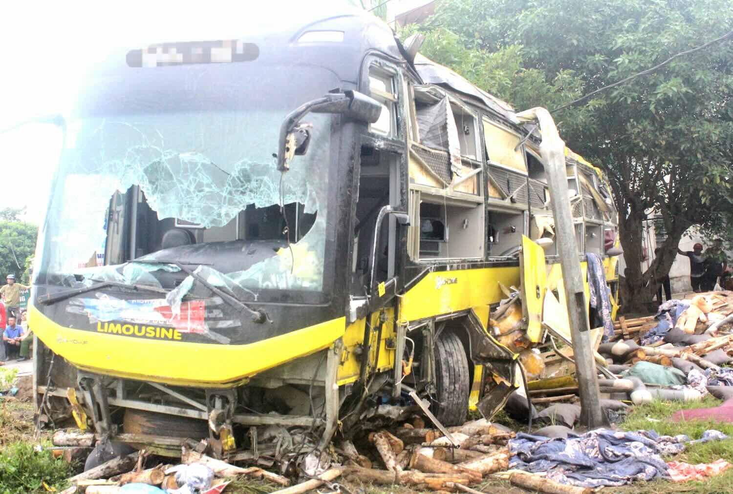 Hiện trường vụ tai nạn xe khách giường nằm mang biển số 43F-007.76 của nhà xe Tân Kim Chi (tuyến Hà Nội - Đà Nẵng) khiến nhiều người tử vong. Ảnh: Kỳ An