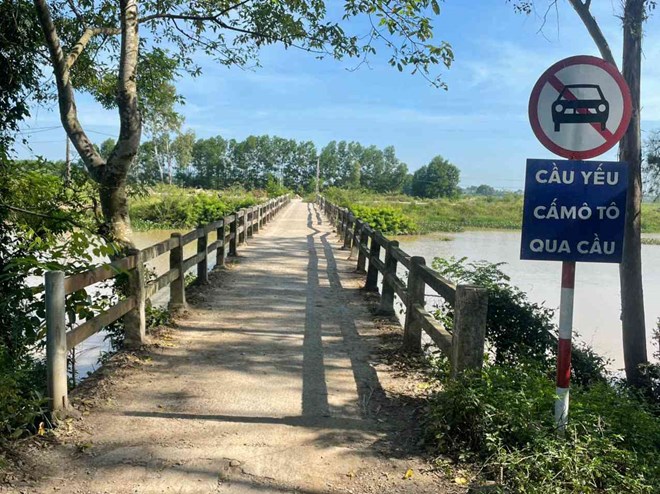 Cầu xuống cấp nghiêm trọng, ôtô vẫn liên tục qua lại hằng ngày