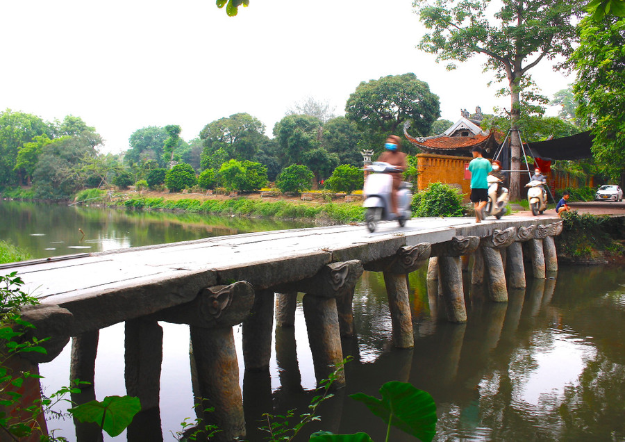 Dù trải qua hơn 200 năm, vẫn có hàng trăm lượt người cùng các phương tiện cơ giới qua cầu mỗi ngày.