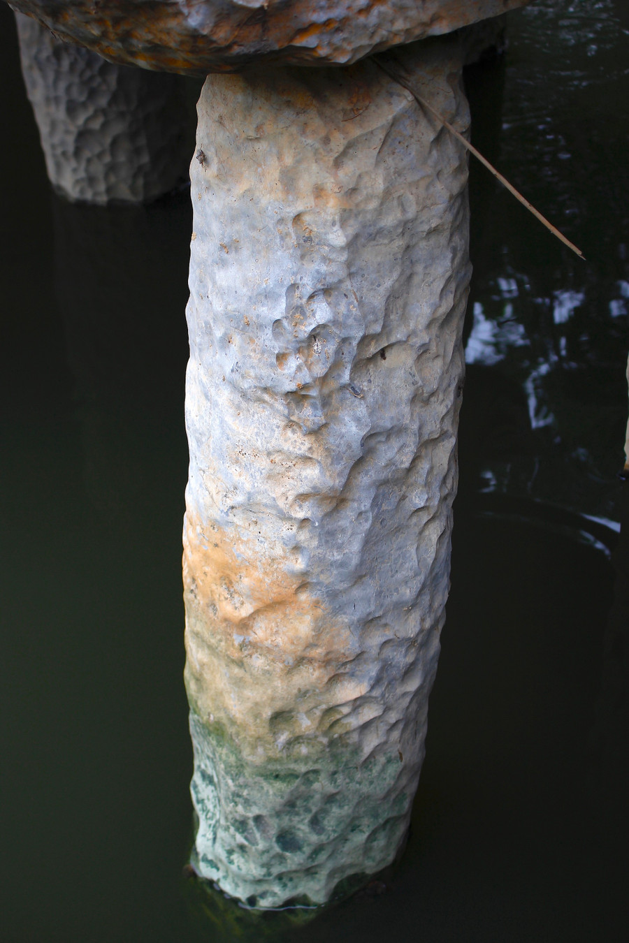 Mỗi trụ có 3 cột đá, tổng cộng 28 cột được đẽo tròn, thô. cau-da-co-doc-nhat-vo-nhi-o-bac-bo-3.jpg