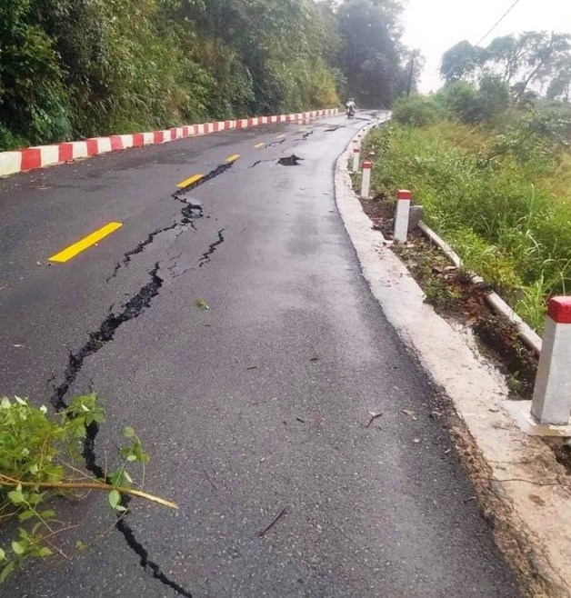 Quốc lộ 24 đoạn qua huyện Ba Tơ, tỉnh Quảng Ngãi nhỏ hẹp, thường xuyên bị hư hỏng vào mỗi mùa mưa lũ. Ảnh: Viên Nguyễn