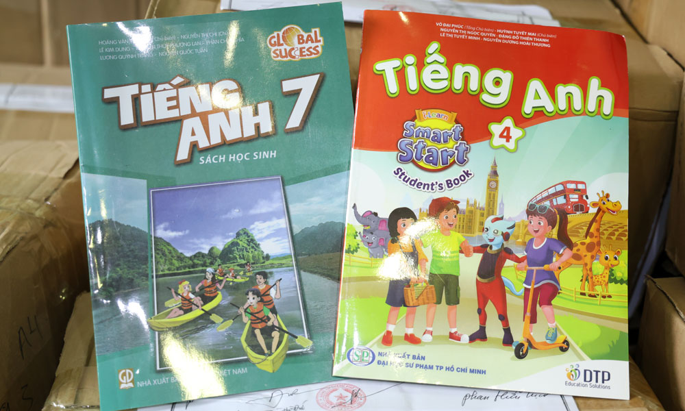 Một số loại sách giả do các đối tượng sản xuất. Ảnh: Ngọc Anh