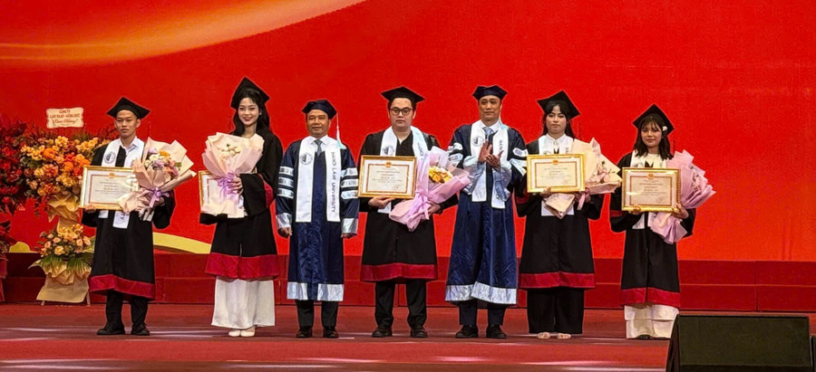 Ban lãnh đạo nhà trường trao giấy khen cho sinh viên xuất sắc.