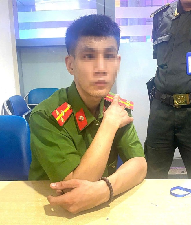Nam thanh niên mặc quân phục công an giả xuất hiện tại sân bay Đà Nẵng