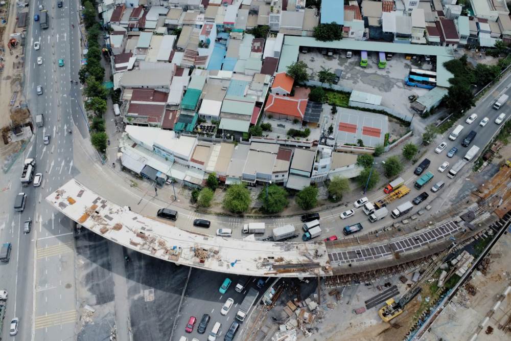 Trong ảnh cầu N2 (nối đường dẫn cao tốc với đường Mai Chí Thọ) đã lên hình hài. Ảnh: Anh Tú