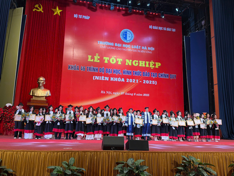 Quang cảnh lễ trao bằng. hoa-3.jpg