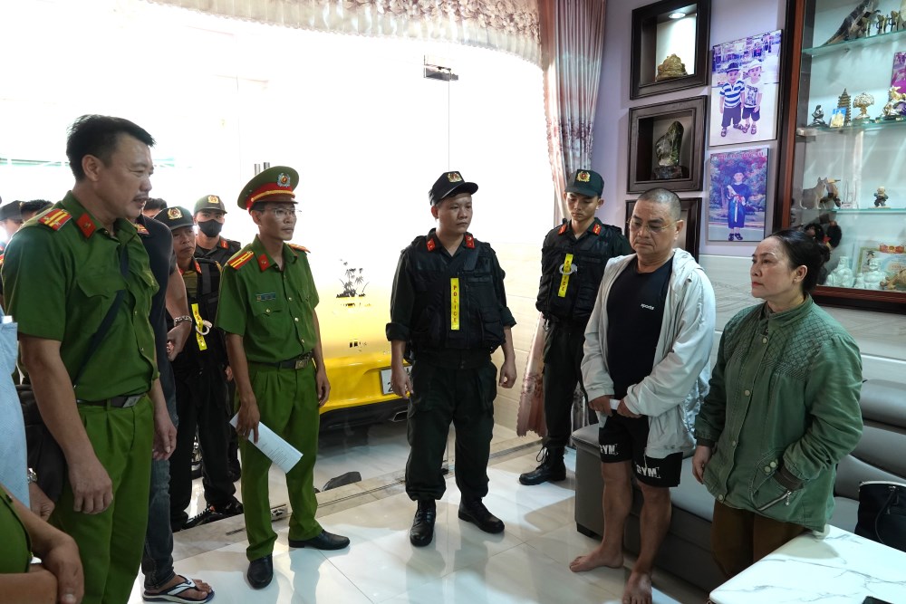 Công an thi hành lệnh bắt tạm giam bị can. Ảnh: Công an