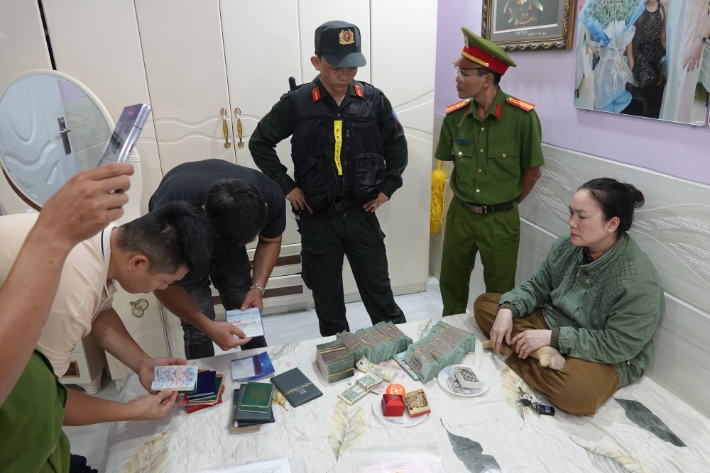 Qua khám xét, công an thu giữ nhiều tang vật liên quan đến vụ án. Ảnh: Công an