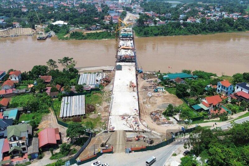 Toàn cảnh công trường thi công xây dựng cầu Phong Châu mới. Ảnh: Tô Công.