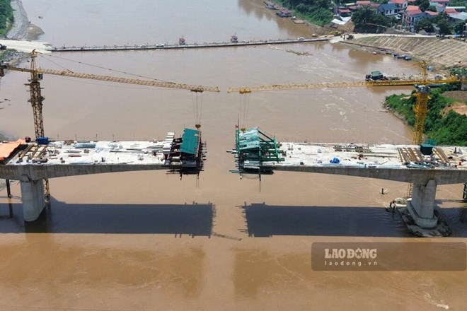 Cầu Phong Châu mới trên sông Hồng trước ngày hợp long