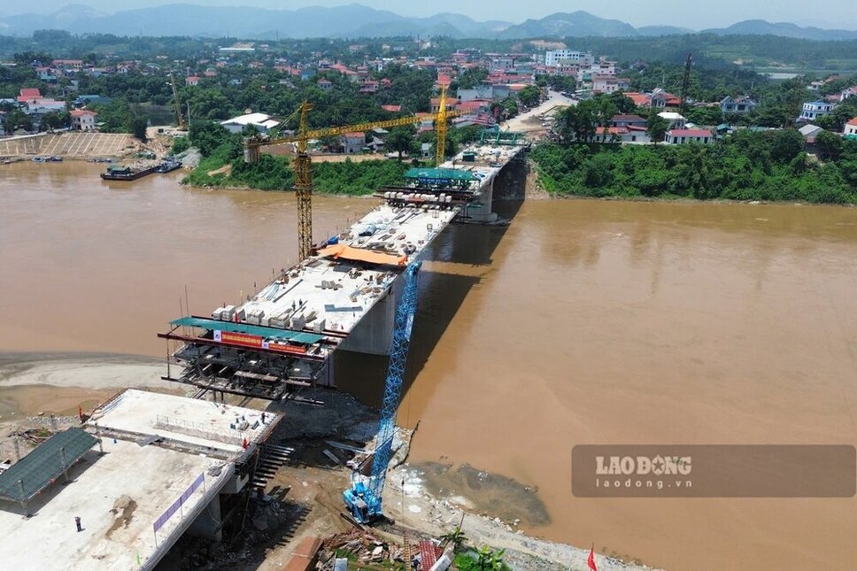 Công trình cầu Phong Châu mới sừng sững trên sông Hồng. Ảnh: Tô Công.
