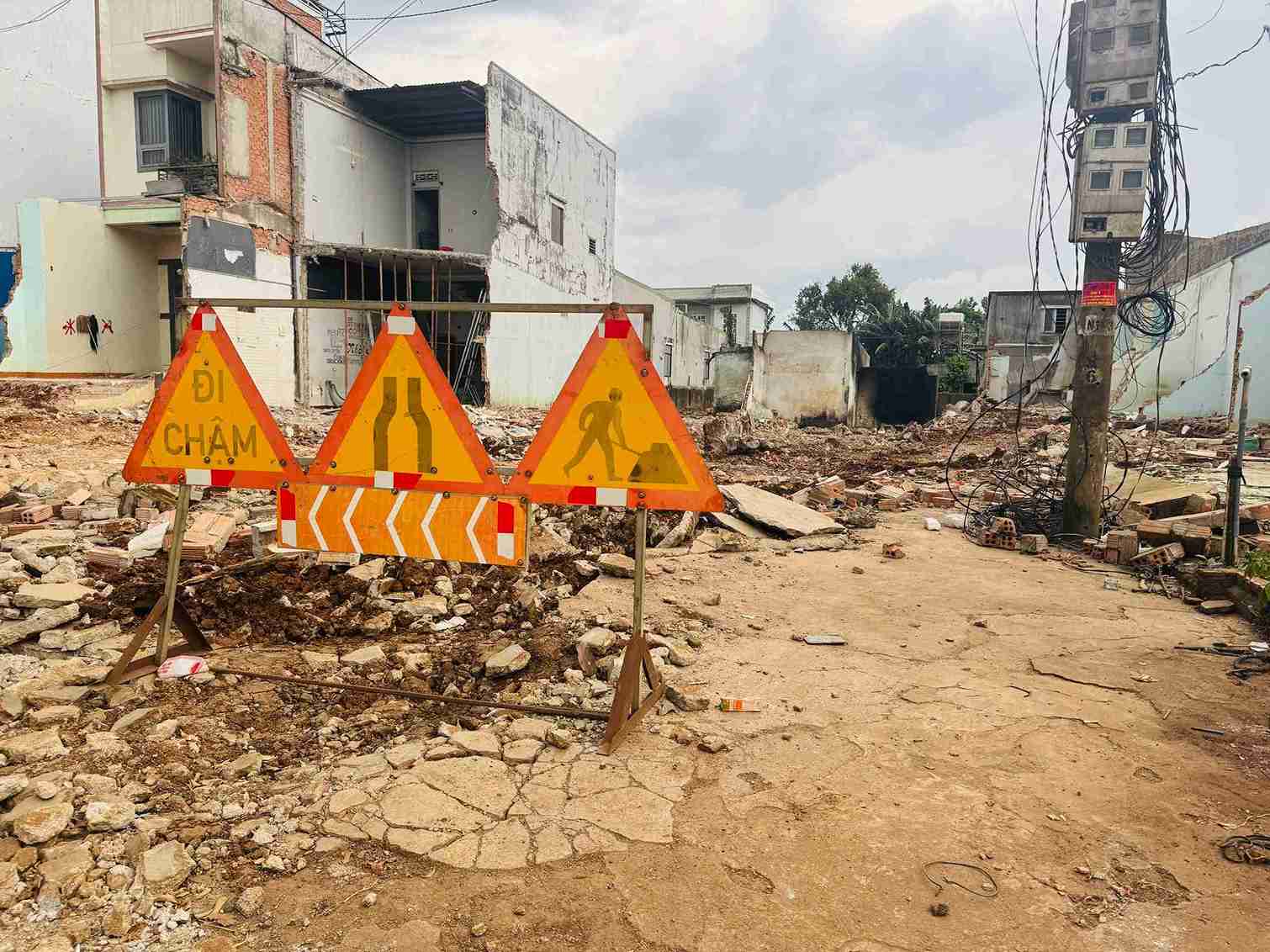 Nhà thầu thi công lắp biển cảnh báo, tiếp tục triển khai hạng mục xây lắp để sớm hoàn hiện dự án. Ảnh: Bảo Trung