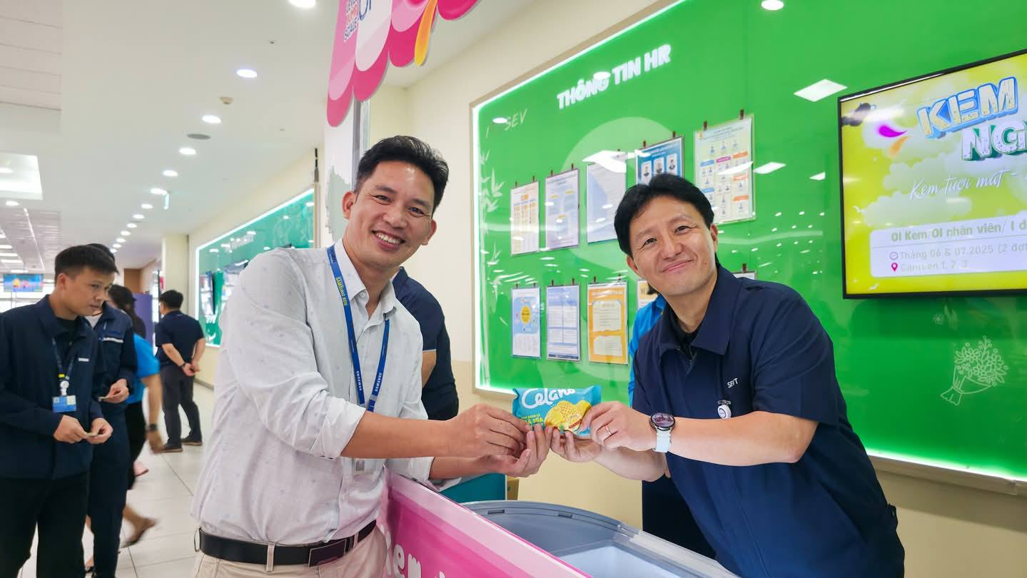 Lãnh đạo Công ty TNHH Samsung Electronics Việt Nam (SEV) thường xuyên quan tâm chăm lo, động viên người lao động. Ảnh: Công đoàn SEV