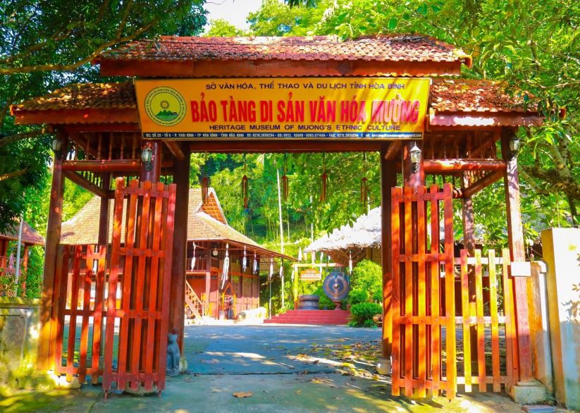 Cổng vào của Bảo tàng Di sản Văn hóa Mường, phường Thống Nhất (nay thuộc tỉnh Phú Thọ) - điểm đến văn hóa tiêu biểu của tỉnh Hòa Bình (cũ). Ảnh: Thu Hằng