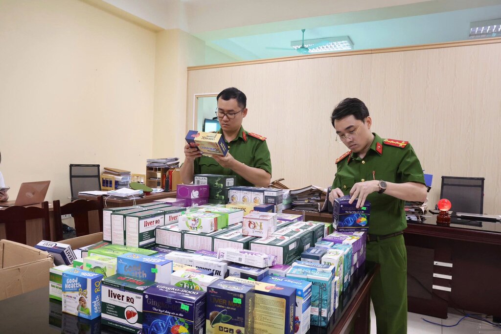 Công an tỉnh Phú Thọ thu giữ số lượng lớn các loại thực phẩm chức năng, dược phẩm giả, kém chất lượng. Ảnh: CACC