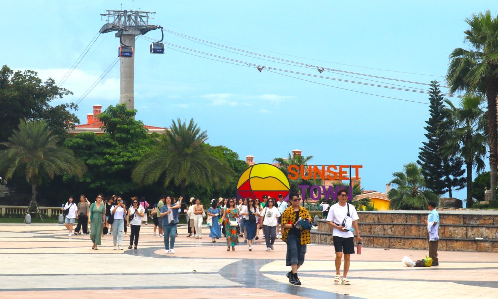 Du khách tham quan tại Phú Quốc. Ảnh: Xuân Nhi