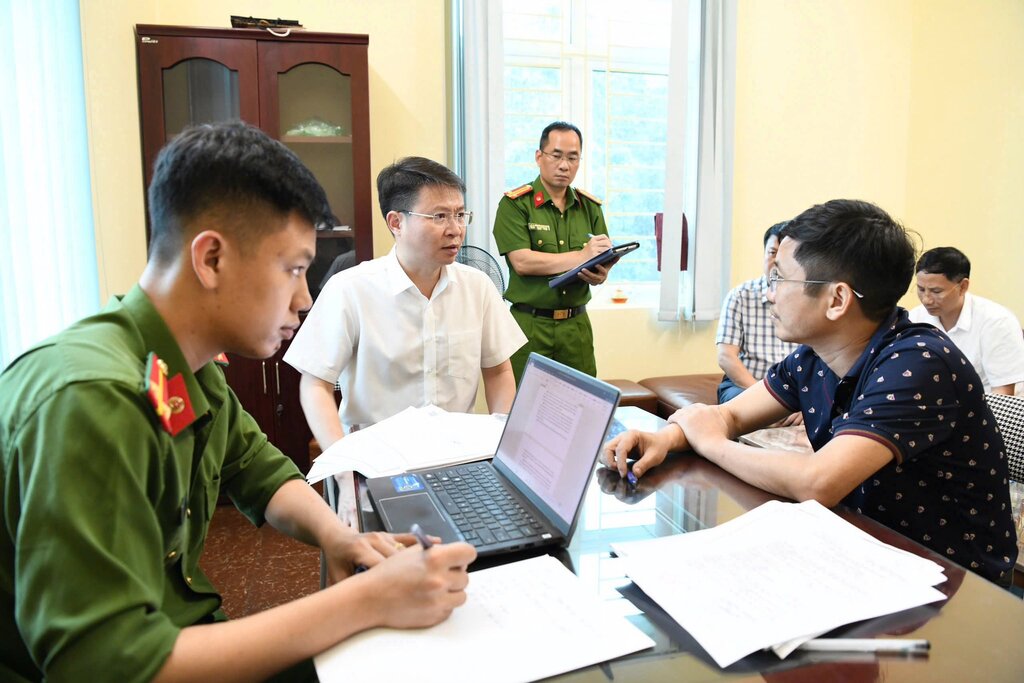 Công an tỉnh Phú Thọ lấy lời khai đối tượng liên quan để làm rõ hành vi sản xuất, buôn bán thuốc giả. Ảnh: CACC
