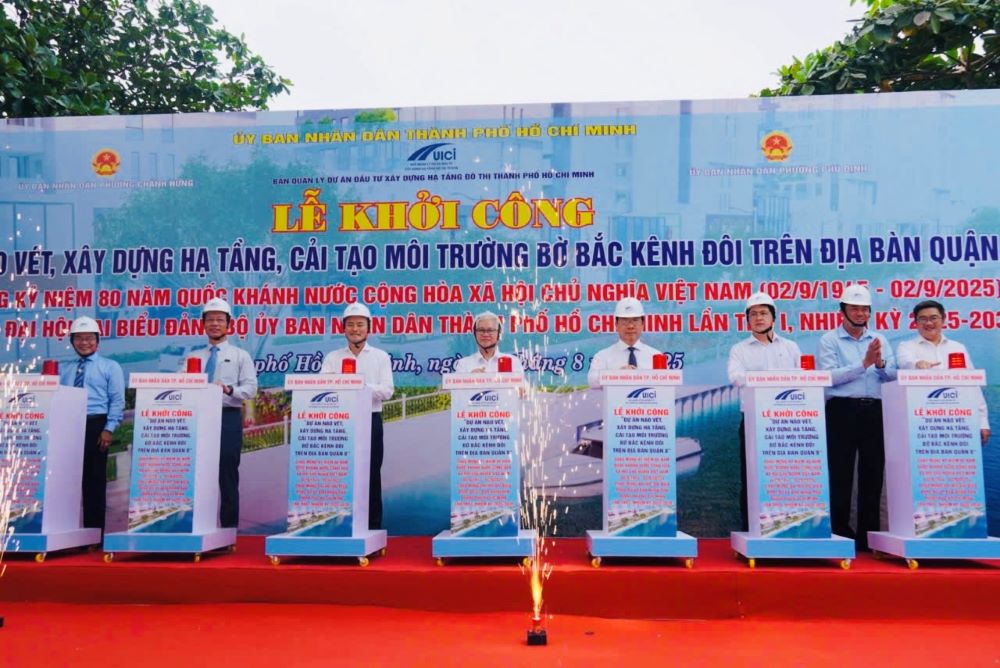 Lãnh đạo TPHCM cùng đại diện các đơn vị thực hiện nghi thức bấm nút khởi công dự án cải tạo bờ Bắc Kênh Đôi. Ảnh: Anh Tú