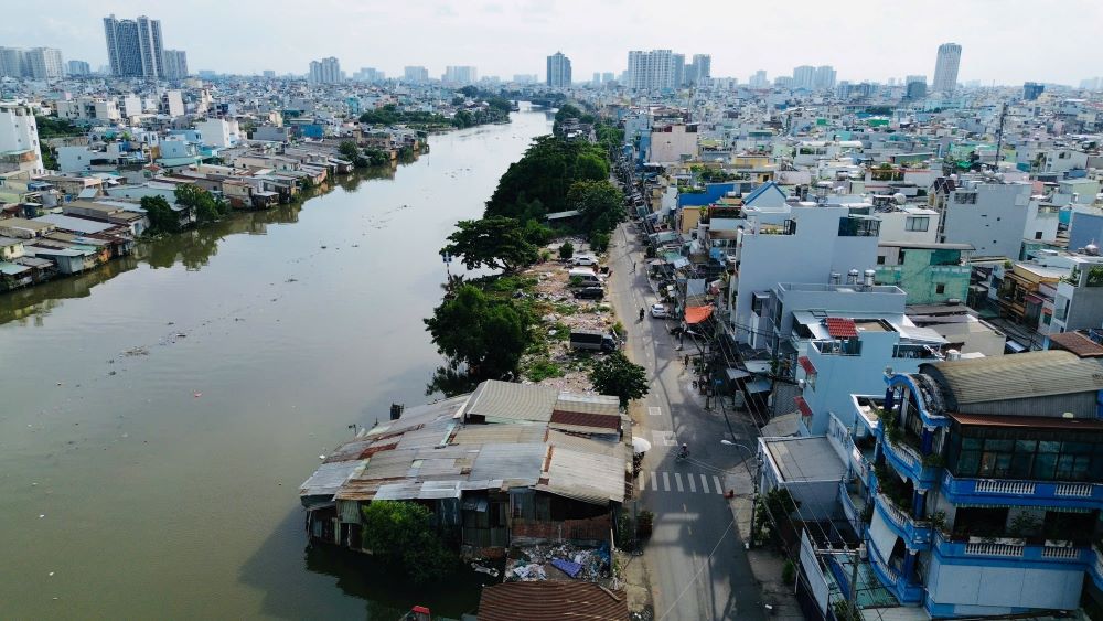 : Toàn cảnh bờ Bắc Kênh Đôi nhìn từ trên cao, khu vực sẽ được cải tạo hạ tầng và môi trường. Ảnh: Anh Tú