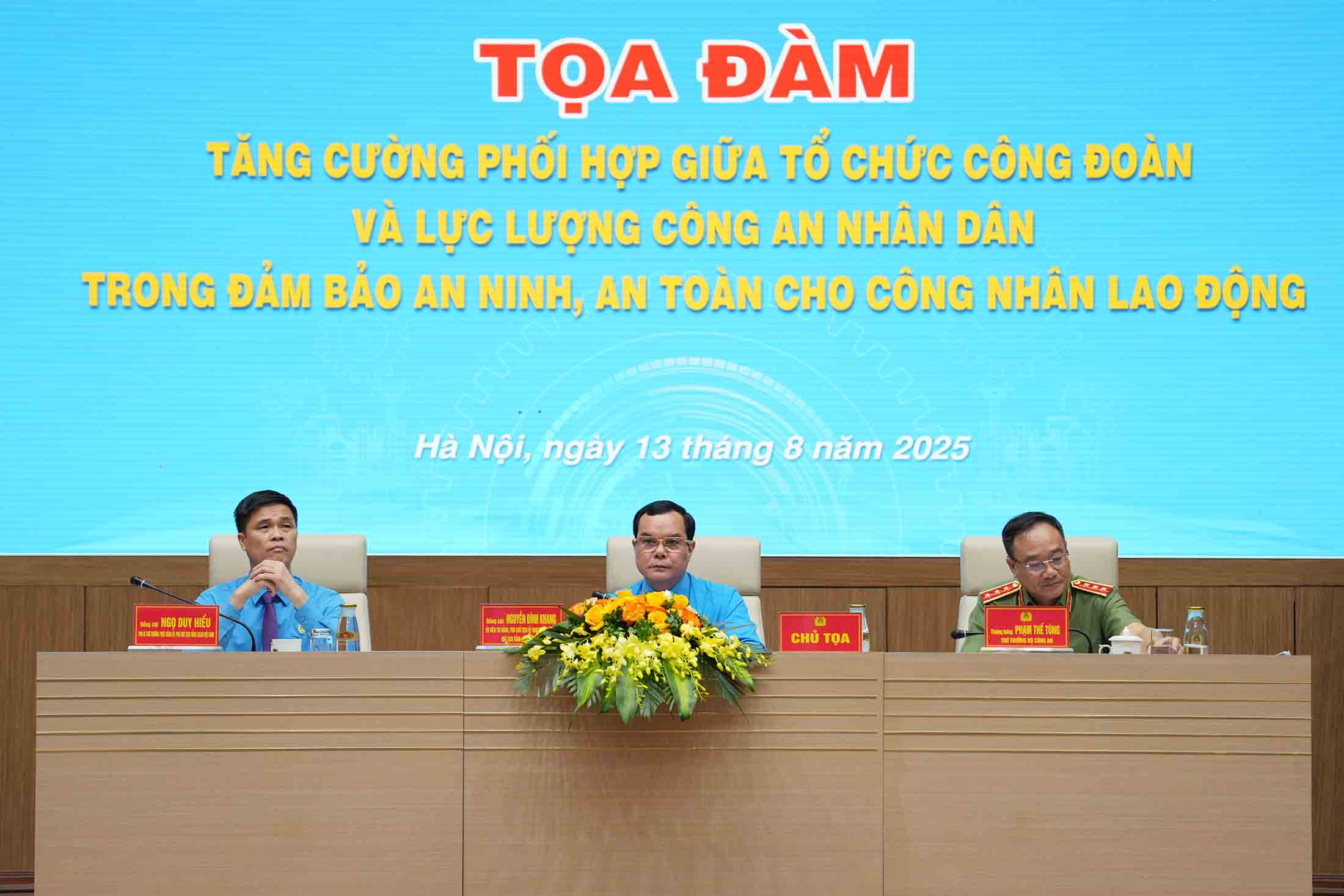 Lãnh đạo Tổng Liên đoàn Lao động Việt Nam, lãnh đạo Bộ Công an chủ trì buổi tọa đàm. Ảnh: Hữu Chánh