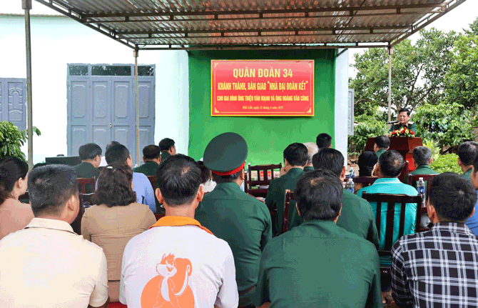 Lễ khánh thành, bàn giao nhà cho hai hộ dân. Ảnh: Thanh Tuấn