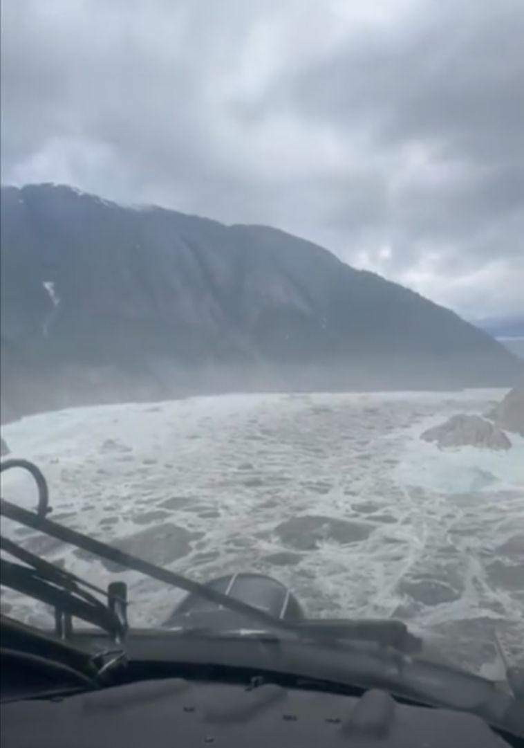 Hiện trường vụ lở đất ngày 10/8/2025 ở Đông Nam Alaska, để lại khối đá và đất khổng lồ trong vịnh Tracy Arm. Ảnh: Lực lượng Bảo vệ bờ biển Mỹ