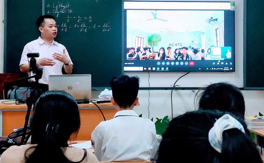 Trường THPT DTNT tỉnh Lạng Sơn mời giáo viên cốt cán các trường về giảng dạy cho thầy, trò nhà trường. Ảnh: NTCC