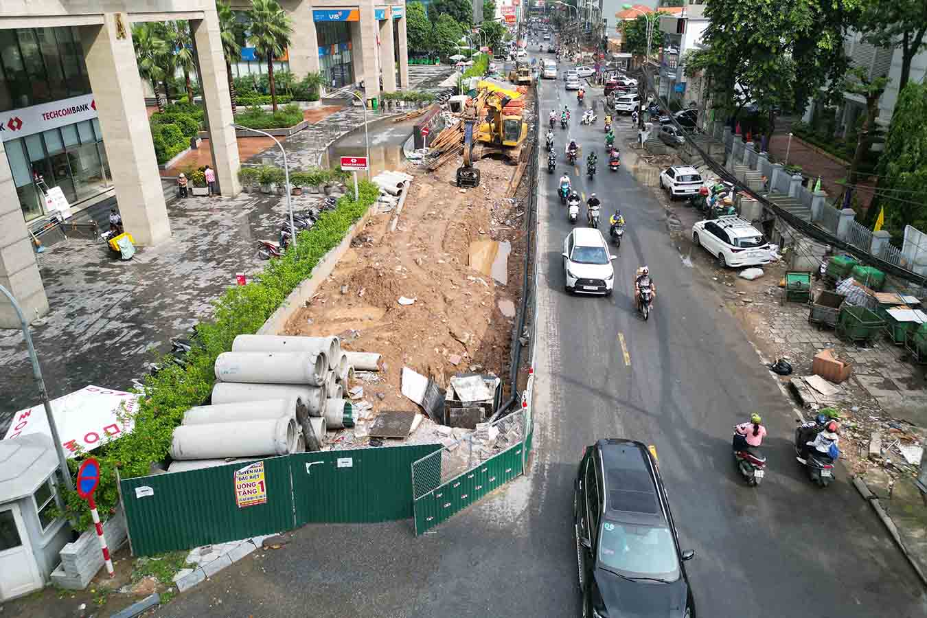 Hiện đoạn từ nút giao đường Nguyễn Huy Tưởng đến đầu tuyến đang được thi công. Ảnh: Sóng Hữu