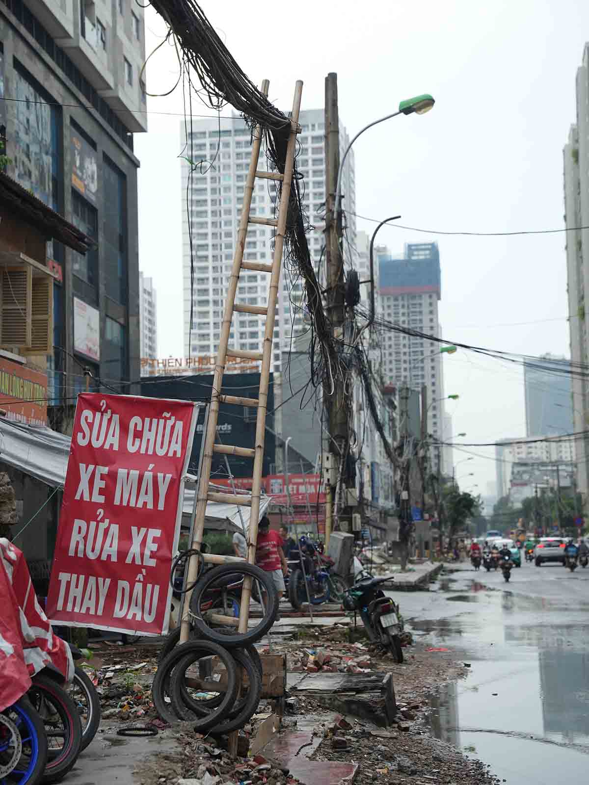 Hạ tầng kỹ thuật phía trái tuyến chưa được di dời. Ảnh: Sóng Hữu