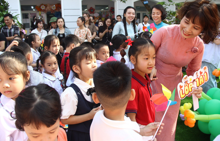 Cô trò Trường Tiểu học Vĩnh Tuy (Vĩnh Hưng, Hà Nội) trước thềm năm học mới 2025 - 2026. Ảnh: TG