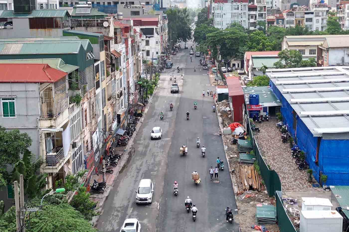Đến nay đoàn từ ngõ 162 đường Nguyễn Tuân đến nút giao đường Nguyễn Huy Tưởng đã cơ bản hoàn thành mở rộng. Ảnh: Sóng Hữu