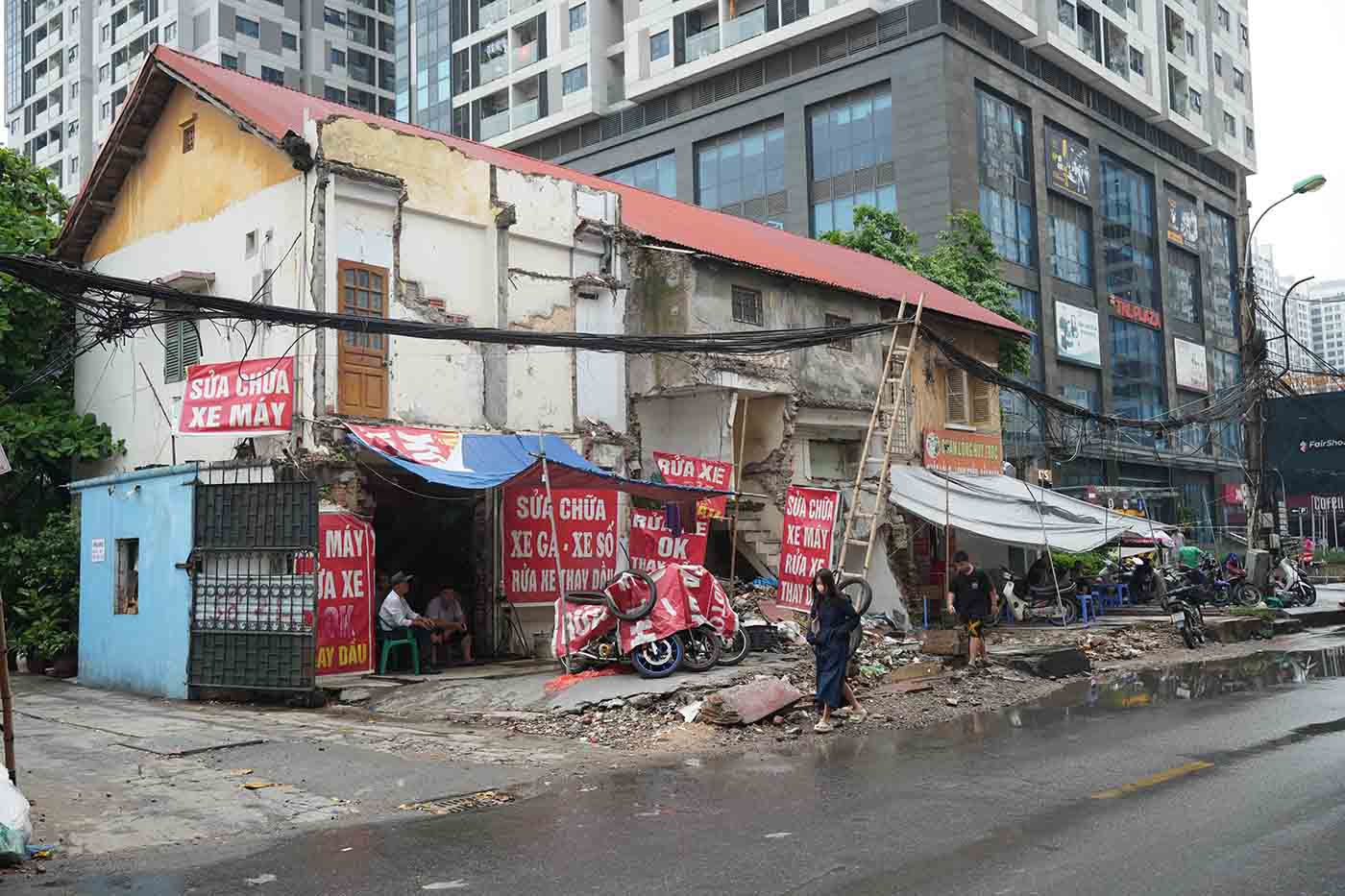 Một công trình trên tuyến chưa được giải phóng mặt bằng. Ảnh: Sóng Hữu
