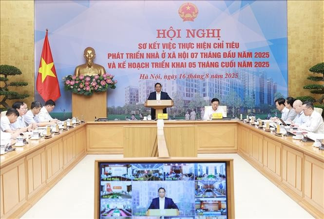 Thủ tướng Phạm Minh Chính chủ trì Hội nghị sơ kết việc thực hiện chỉ tiêu phát triển nhà ở xã hội 7 tháng đầu năm 2025. (Ảnh: Dương Giang/TTXVN)