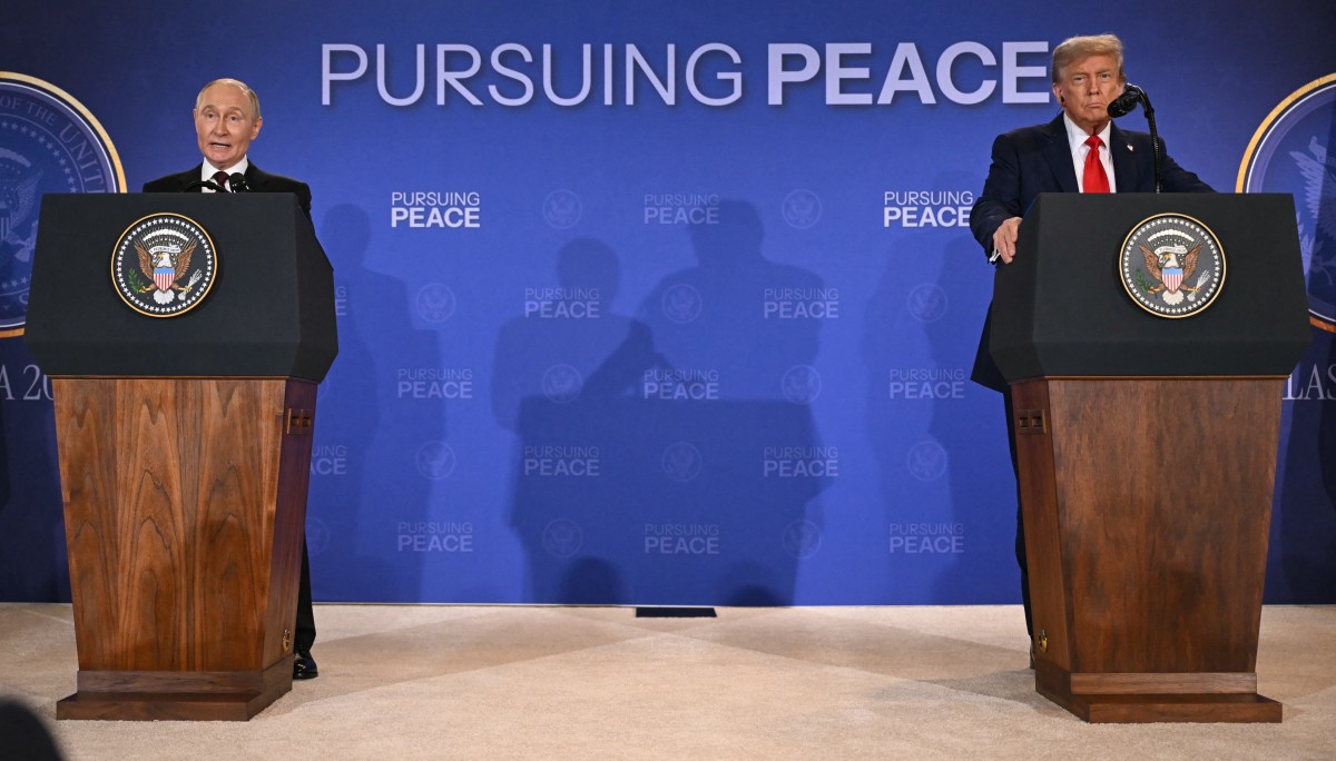 Tổng thống Donald Trump và Tổng thống Nga Vladimir Putin đang tổ chức họp báo vào khoảng 6h sáng 16.8, giờ Hà Nội. Ảnh: AFP