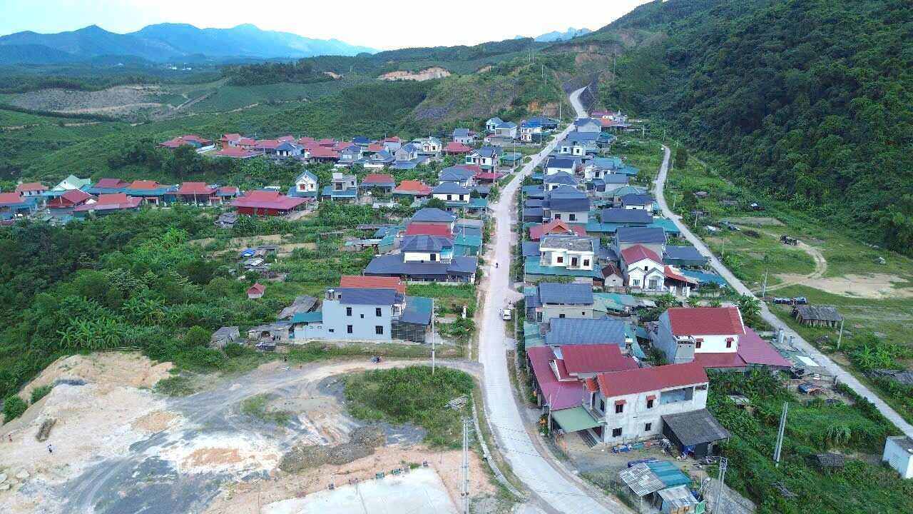Một khu tái định cư được xây dựng gần hồ Cánh Tạng. Ảnh: Đặng Tình