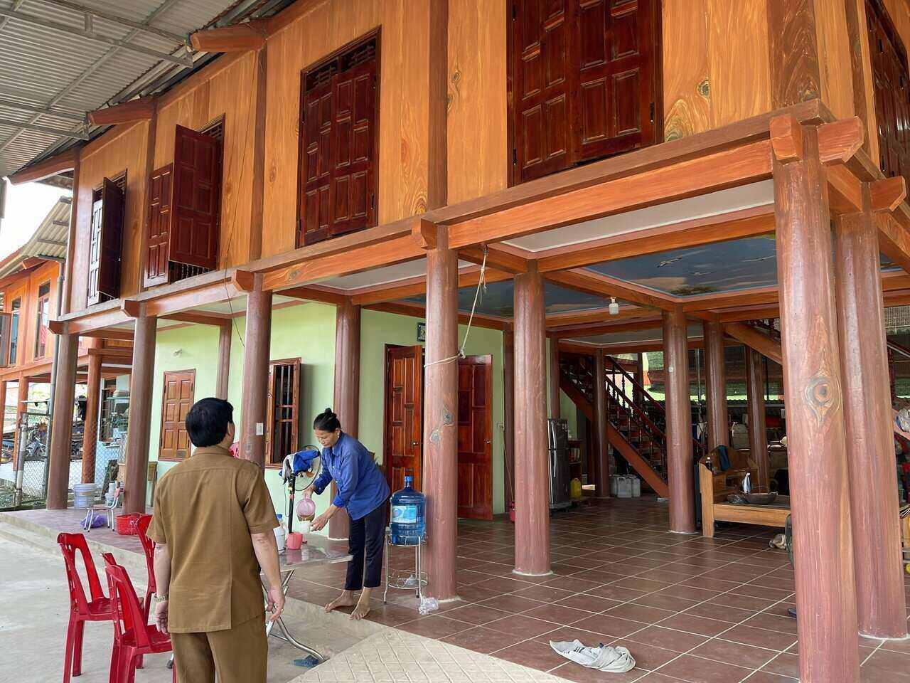 Ngôi nhà của một hộ dân tái định cư ở xã Yên Phú được xây dựng theo kiến trúc nhà sàn của người Mường. ảnh: Hải Đăng
