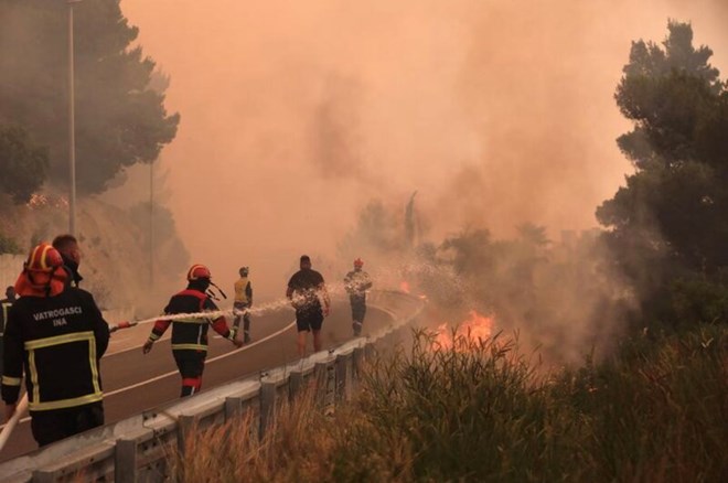 Tây Ban Nha vật lộn với 20 đám cháy rừng giữa tiết trời nắng nóng