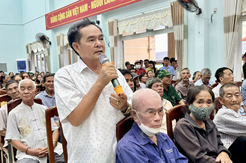 Người dân xã Phù Mỹ Đông kiến nghị tại buổi đối thoại. Ảnh: Cổng thông tin Gia Lai